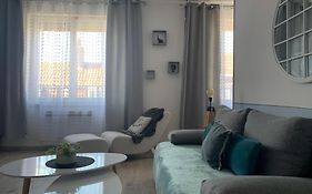 38 Maison Entiere,Place De Parking Et Garage Pour Moto Velo A La Demande